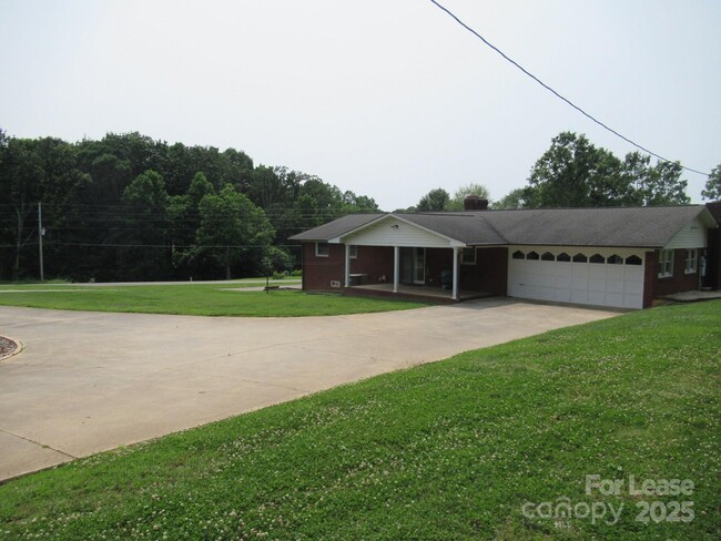 Building Photo - 1357 Beal Rd