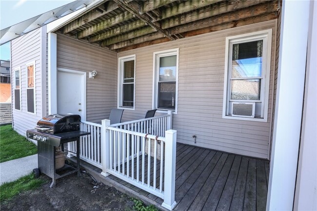 Building Photo - 872 University Ave