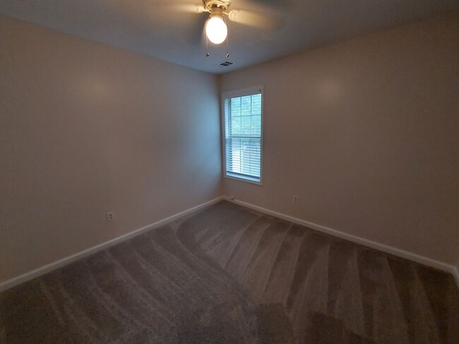 Building Photo - Spacious Home in Quiet Neighborhood