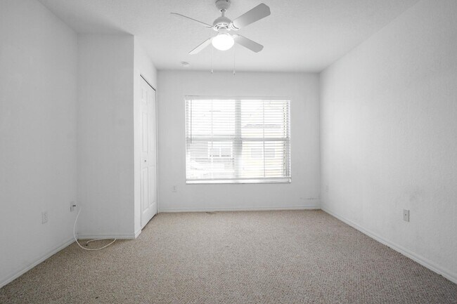 Building Photo - 4562 Yellowgold Rd E