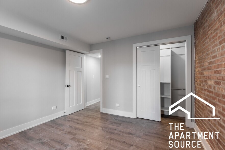 Building Photo - 1214 N La Salle Dr