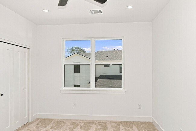 Building Photo - 1500 Sylvan Glade