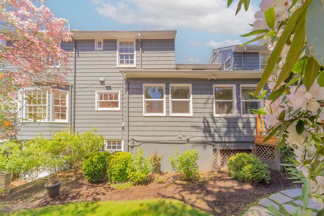 Building Photo - Enchanting Portland Heights 5BD House: You...