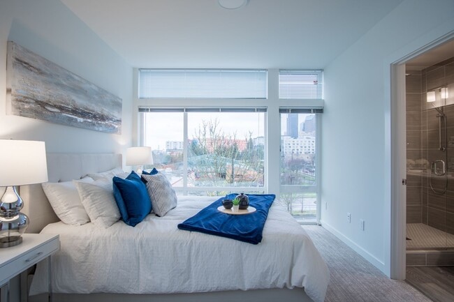 Building Photo - Modern 3BR/3BA Townhouse with Rooftop Views in Yesler Terrace