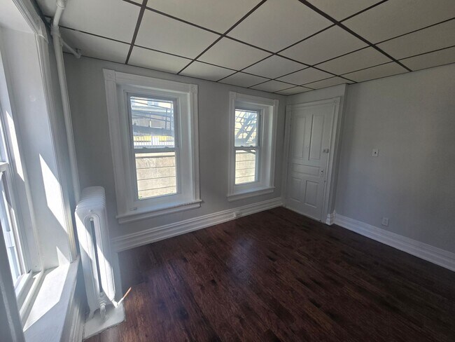 Building Photo - 450-452 W Maple St