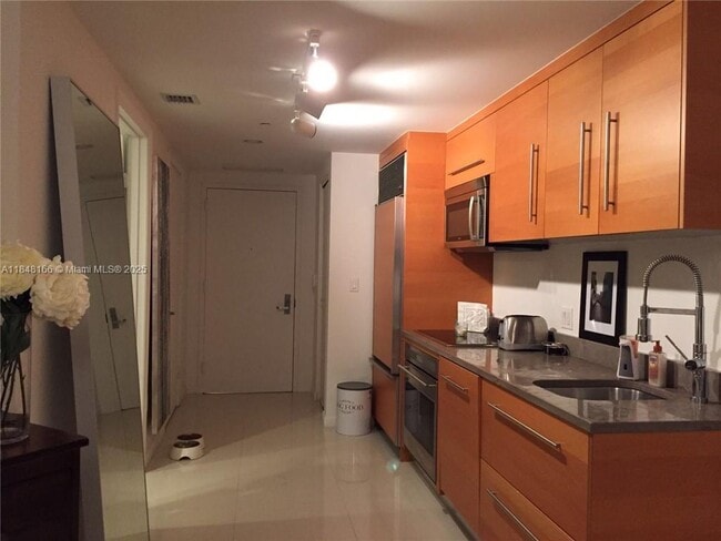 Building Photo - 475 Brickell Ave