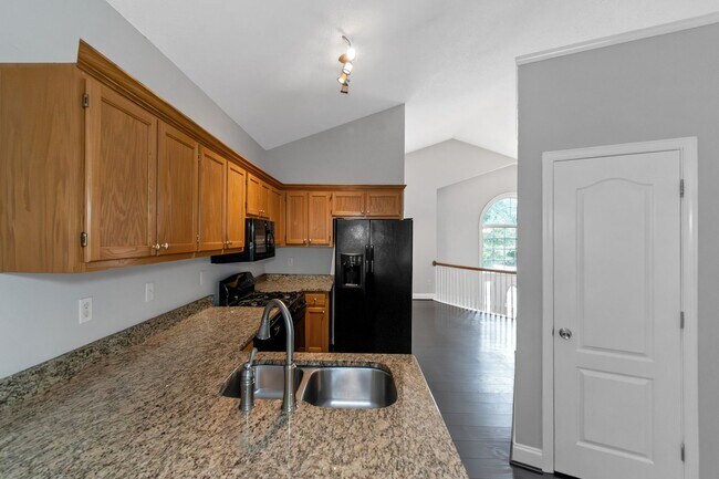 Building Photo - Impressive 4 Bed, 3 Bath Home with Fenced ...