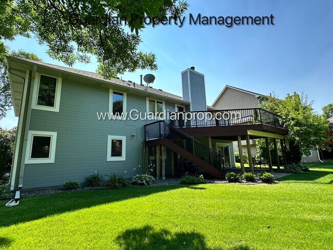 Building Photo - Eagan Single Family Home, 3 Car Garage, La...