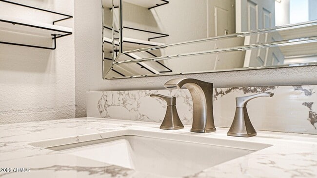 Building Photo - 750 E Northern Ave