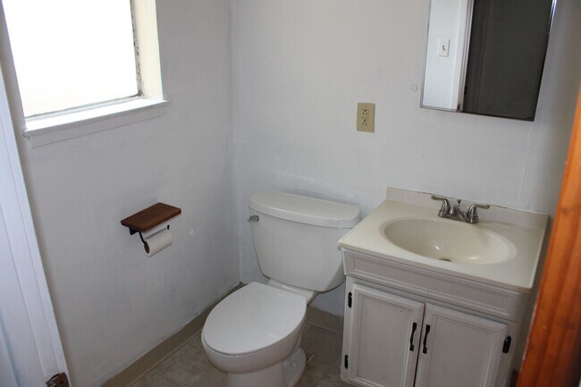 Building Photo - 3 bed 1 bath home