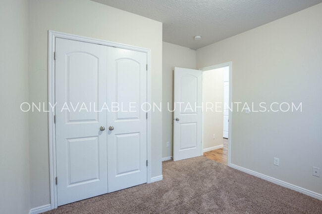 Building Photo - 698 1600 S