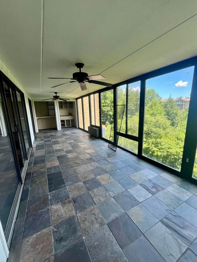 Building Photo - Well-Located One-Level Condo -- Just Minut...