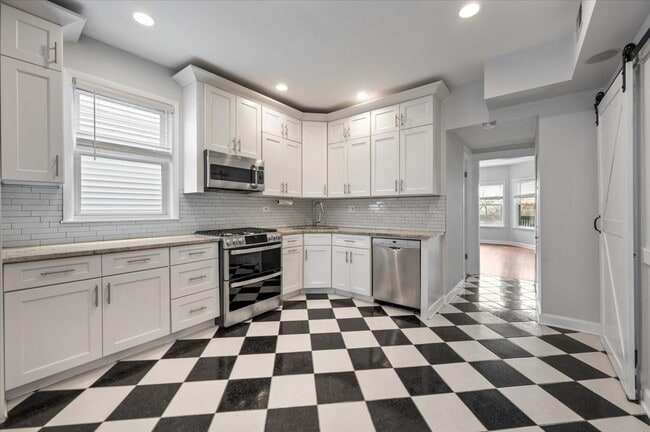 Building Photo - 2939 N Ashland Ave