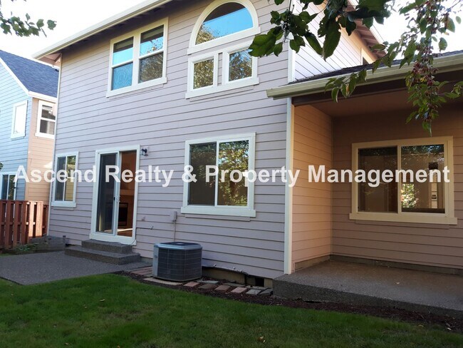 Building Photo - Lower Price! Available Now 4 Bed w/Bed & Full Bath on Main, Solar Panels, Yard Care Included