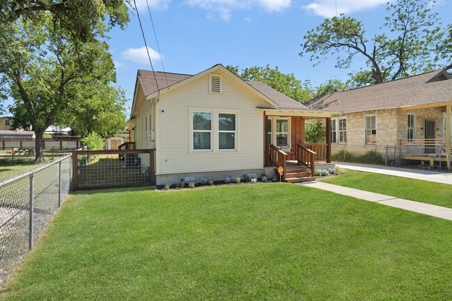 Building Photo - Gorgeous 3 bedroom, 2 ba home in the heart...
