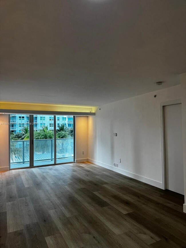 Building Photo - 1155 Brickell Bay Dr