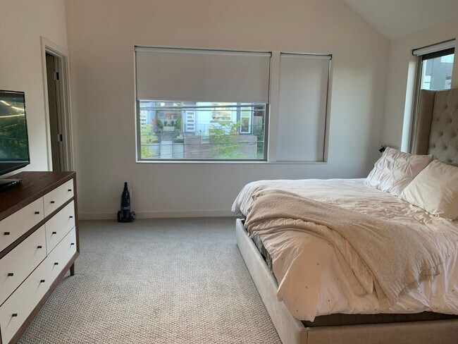Building Photo - Capital Hill Row House ! 3 bed, 3 bath 194...
