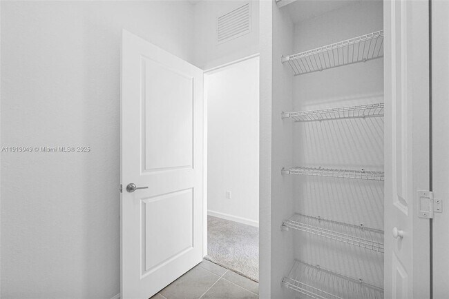 Building Photo - 1400 SE 6th Rd