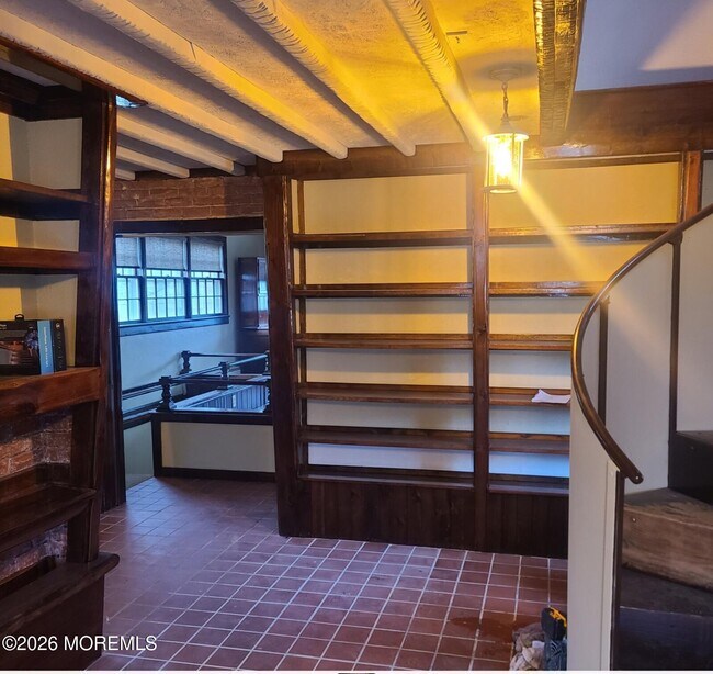 Building Photo - 634 Point Ave