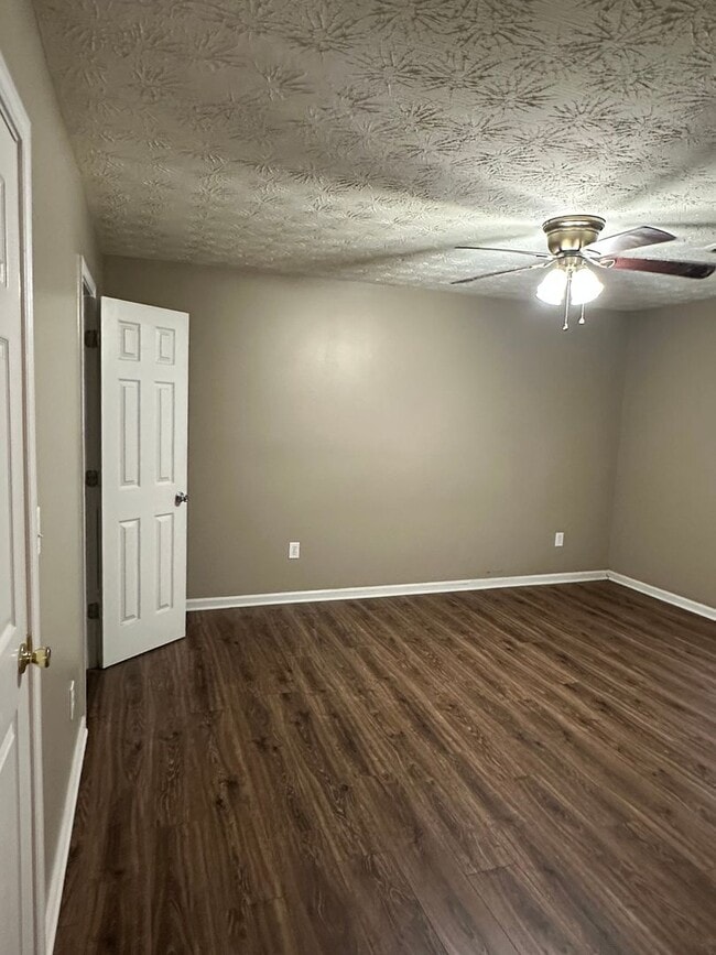 Building Photo - Three bedroom home in 30506!