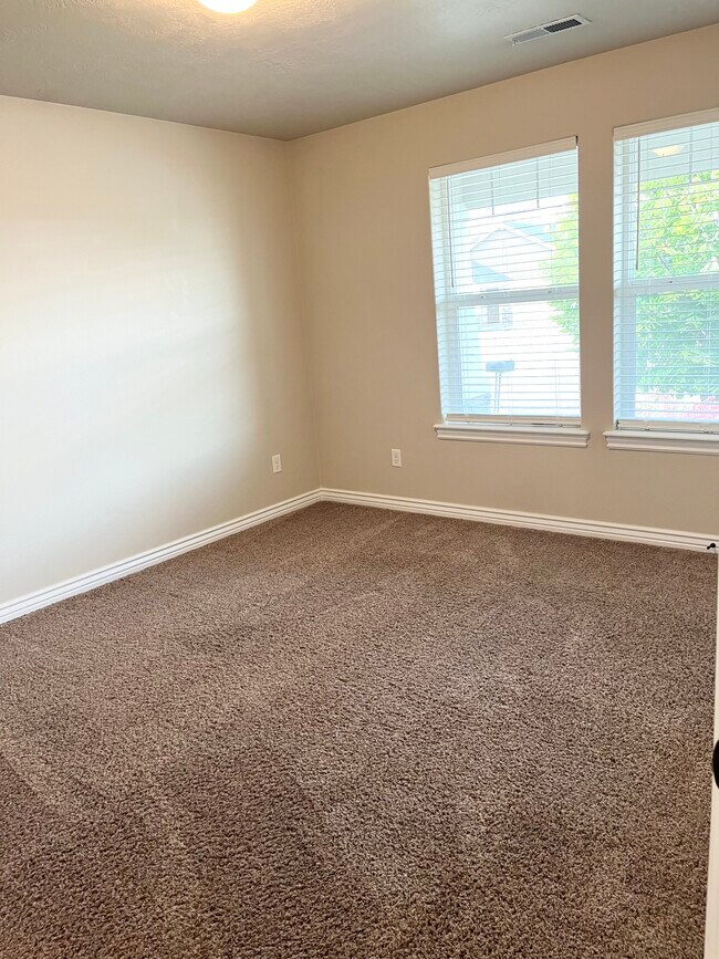 Building Photo - Silver Lining