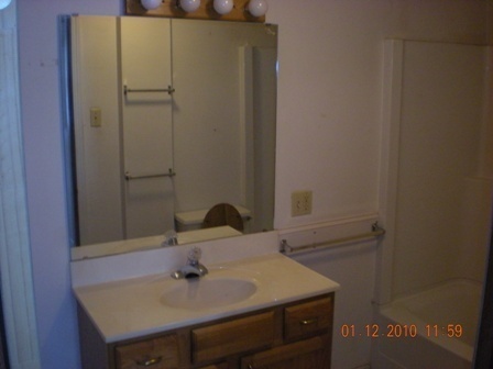 Building Photo - 3 Bedroom, 1 Bath Apartment for Rent - Clo...
