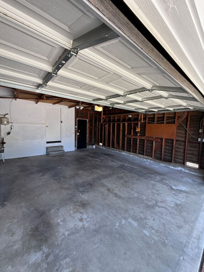 Building Photo - Beautiful One Level, 3 Bedroom, 3 Bathroom Tarzana Pool Home for Lease!