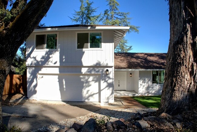 Building Photo - 604 Los Olivos Rd