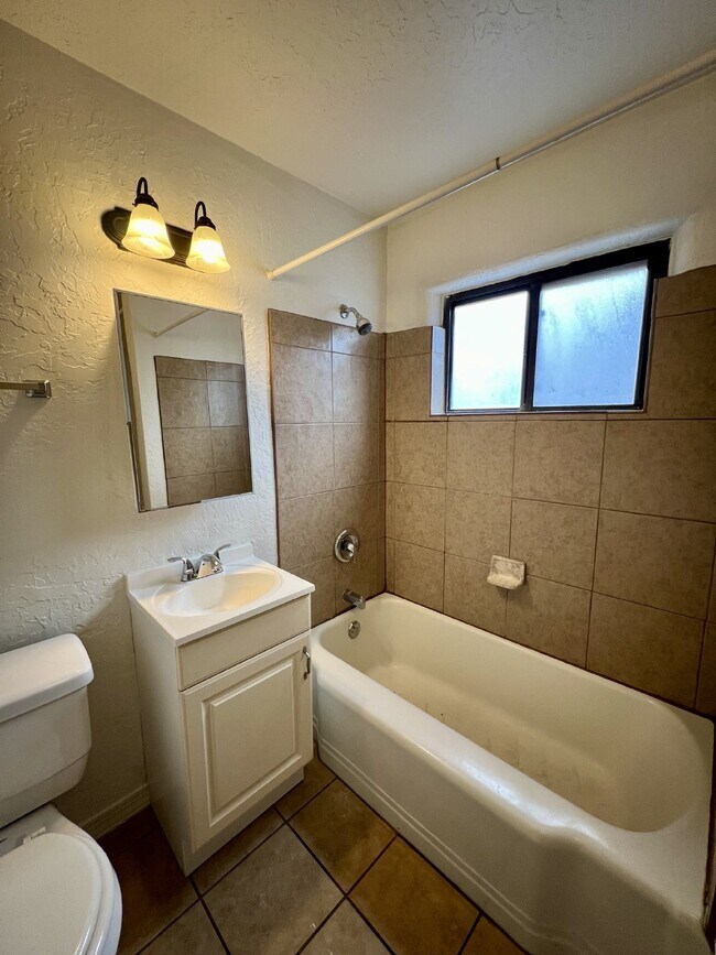 Building Photo - 2 bedroom / 1 bath close to KAFB and I-25 Move-in Special!