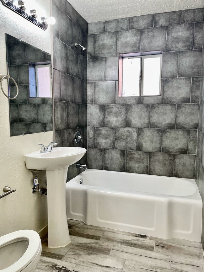 Building Photo - 4301 Mesa Grande Pl SE