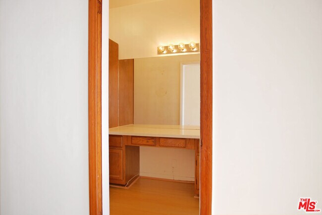 Building Photo - 611 Cloverdale Ave