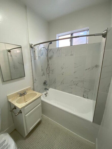 Building Photo - 3057 Leeward Ave