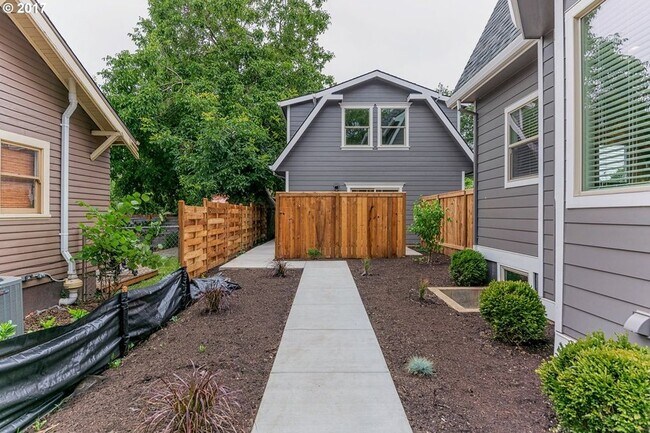 Primary Photo - 4417 N Gantenbein Ave