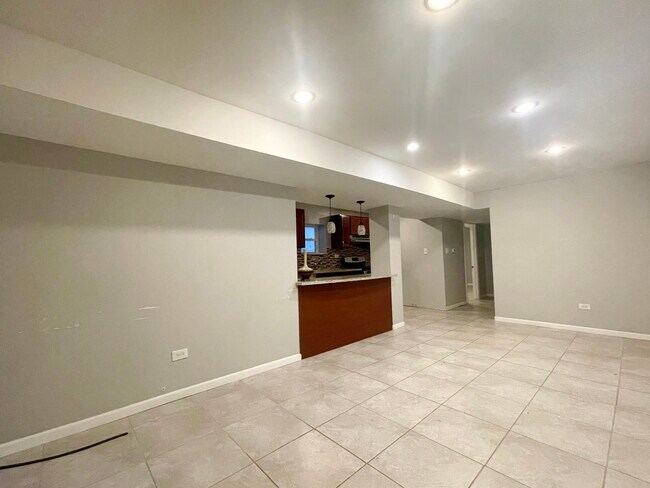 Building Photo - 3021 W Diversey Ave