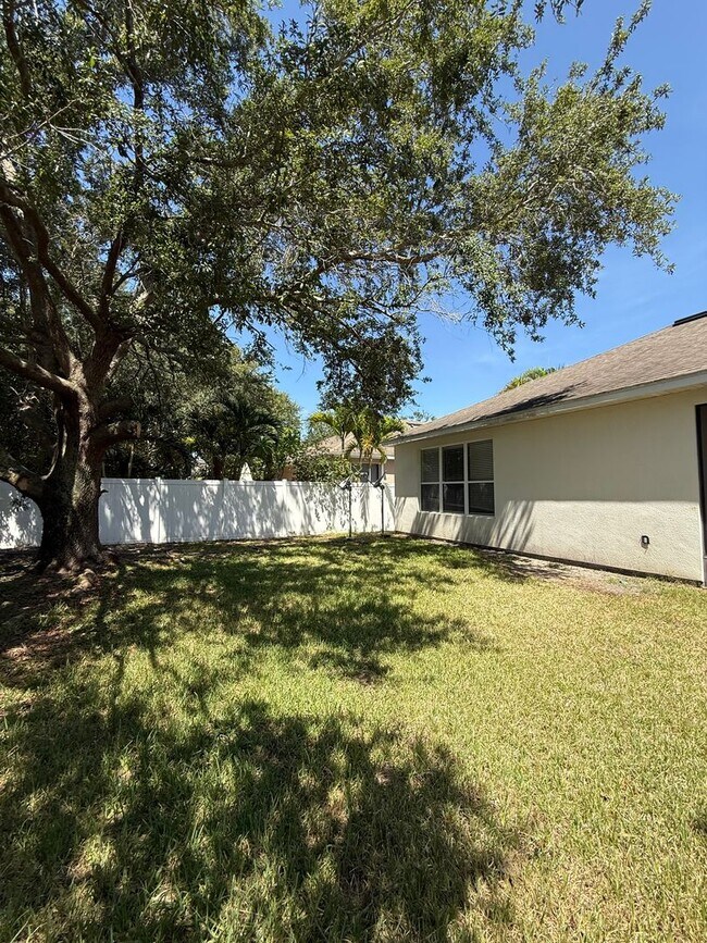 Building Photo - Come View This Amazing 3 Bed 2 Bath Single...