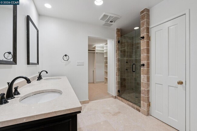 Building Photo - 660 La Casa Via