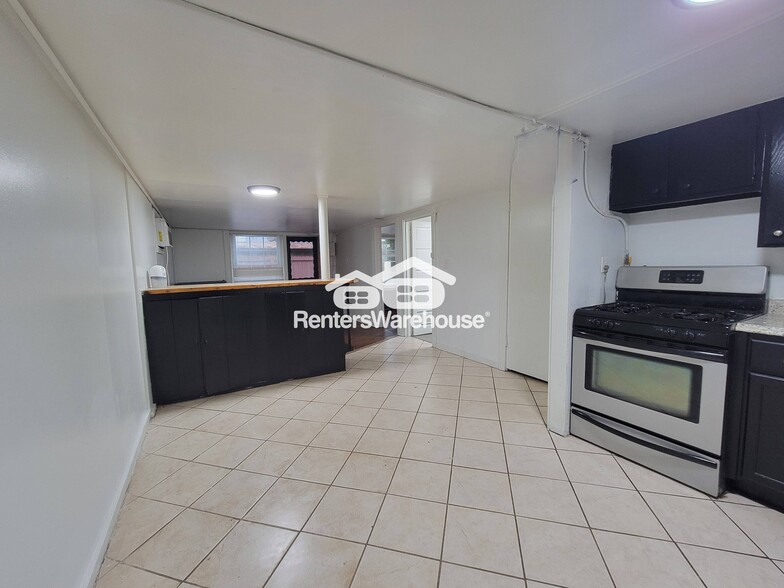 Building Photo - 1056 Regent St SW