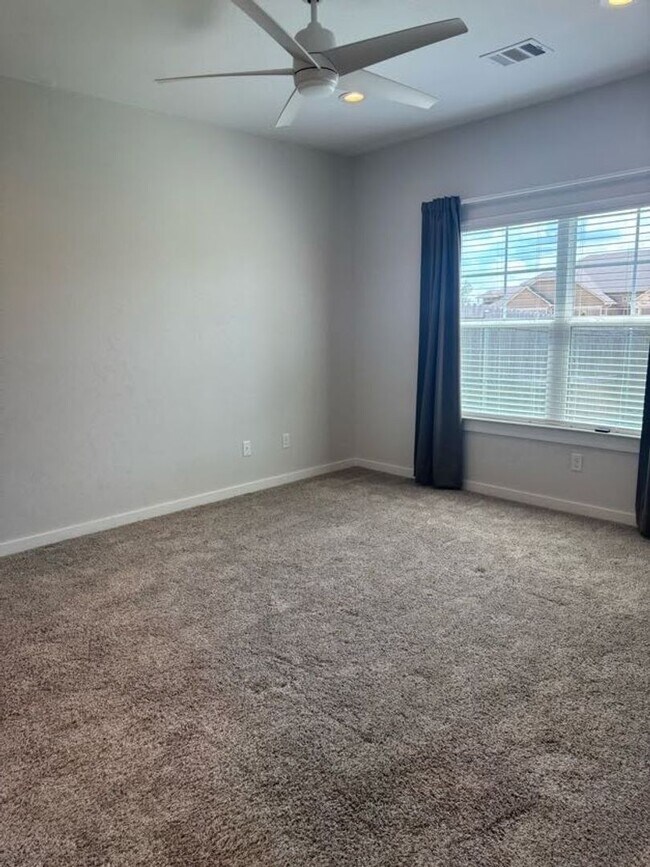 Building Photo - Immaculate Townhome Minutes from Texas A&M
