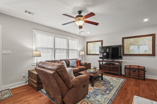 Building Photo - Short Term Only