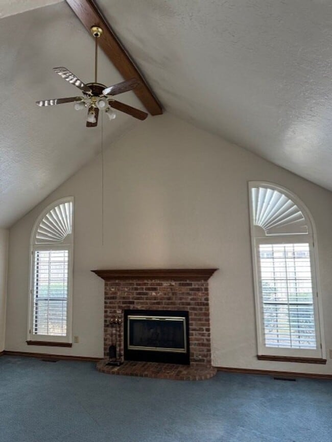 Building Photo - 4 bedroom 2 1/2 bath 3 car garage home