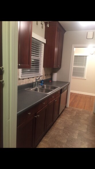 Very clean kitchen - 4227 Edgewood Plz
