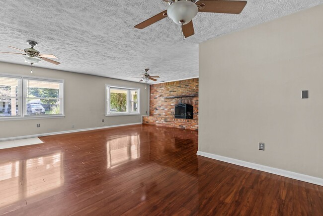 Building Photo - Great Location and Access to Interstate!