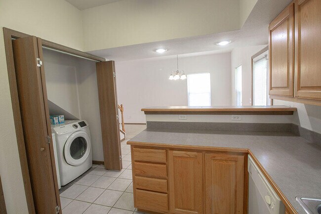Building Photo - 5000 Derby Ridge Dr