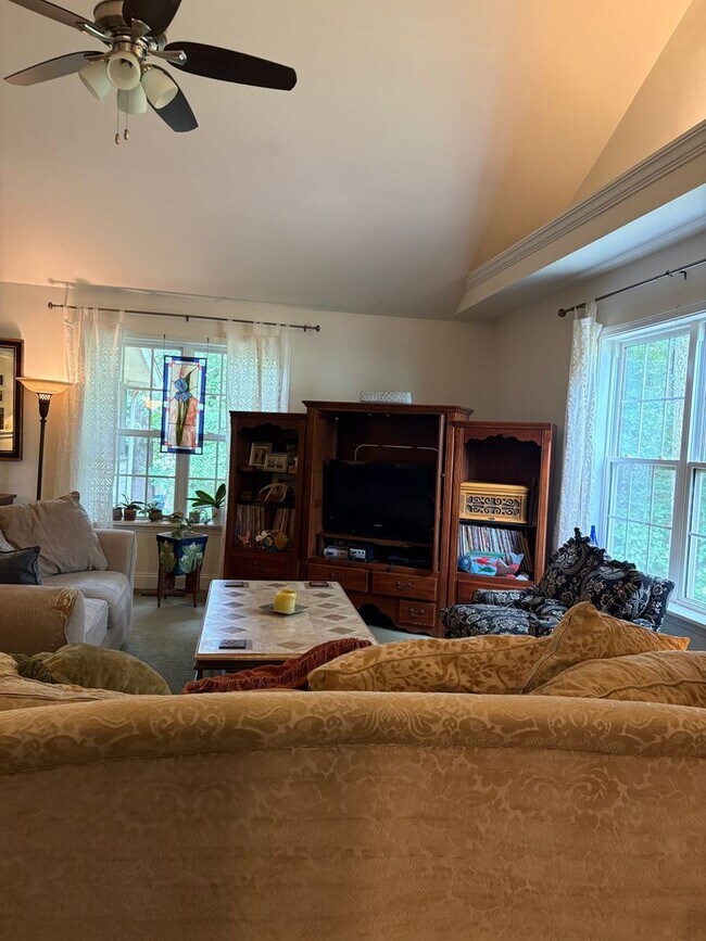 Building Photo - Large, private home in Rivercliff