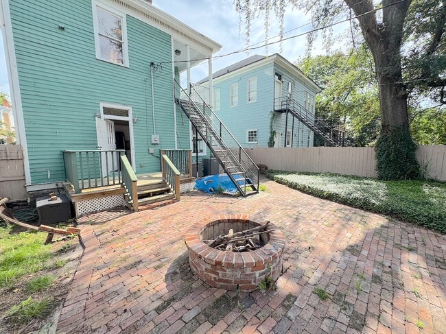 Building Photo - 313 W 33rd St