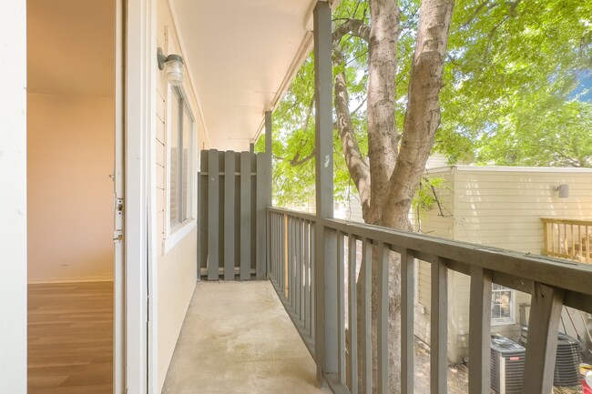 Building Photo - 1010 W 23rd St