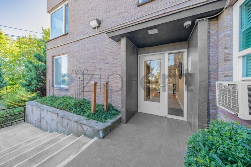 Building Photo - 1205 SW Cardinell Dr