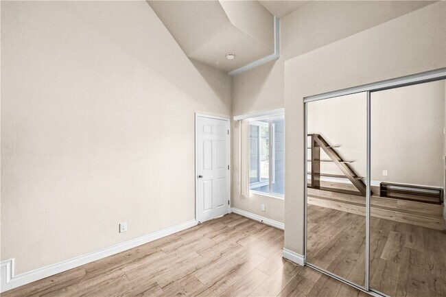 Building Photo - 542 N Waverly St