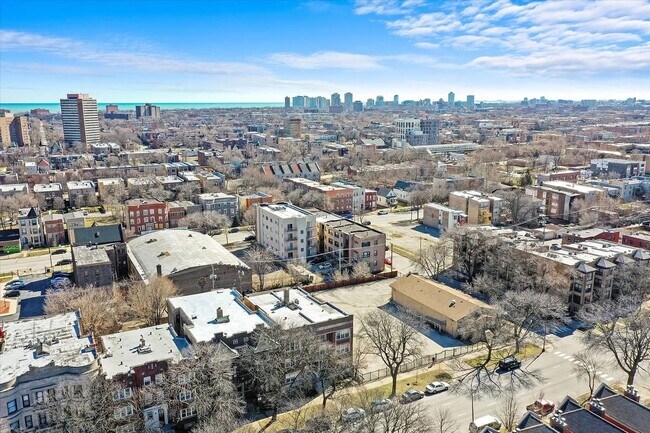 Building Photo - Charming 2BR Garden Unit in Bronzeville