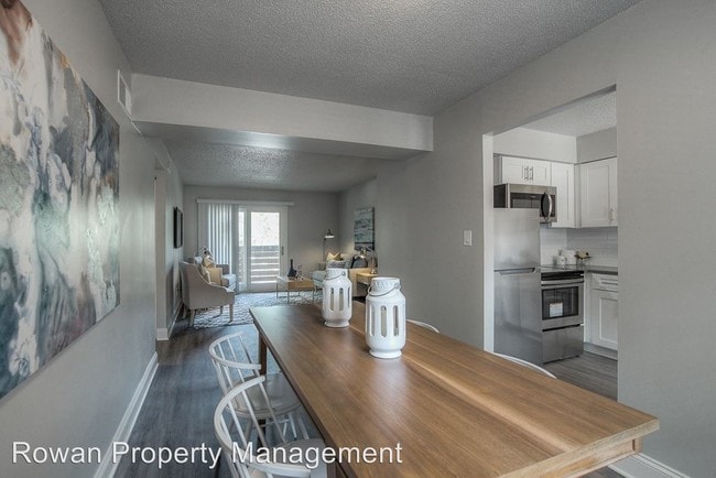 Building Photo - 2 br, 1 bath Apartment - 423-427 Maple Blvd.
